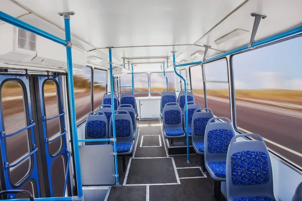 Wnętrze Pustego Autobusu Poruszającego Się Latem Wiejskiej Autostradzie — Zdjęcie stockowe