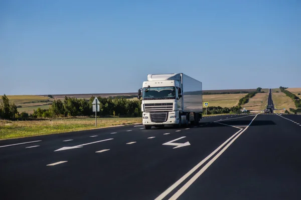 Camión Entrega Carga Nueva Carretera Suburbana — Foto de Stock