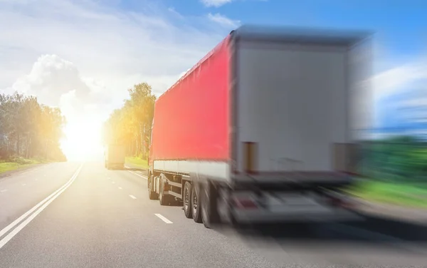 Caminhões Transportam Mercadorias Uma Estrada País — Fotografia de Stock