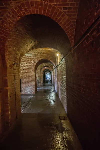 Elektrikli Lambalarla Aydınlatılmış Antik Tuğla Kemerli Koridor — Stok fotoğraf