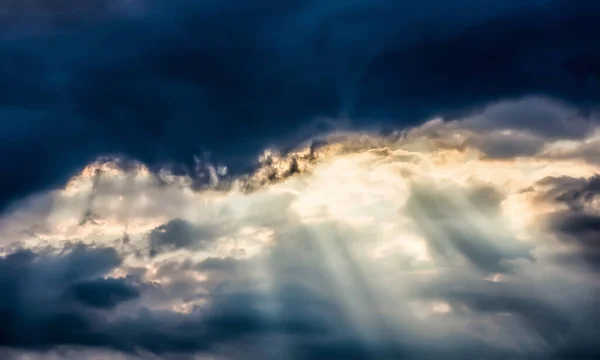Donkere Hemel Met Zon Wolken — Stockfoto