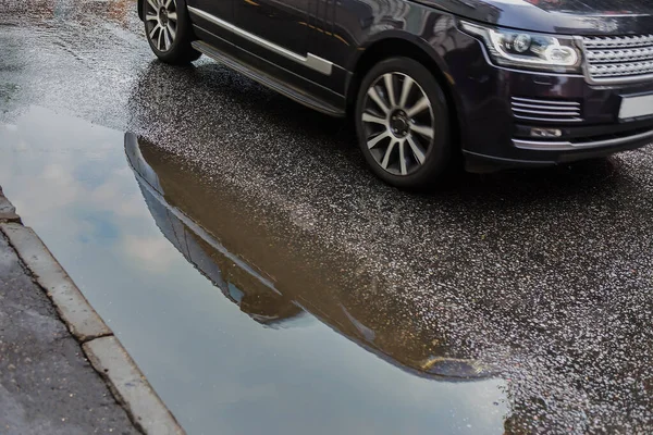 Auto Projíždí Kolem Velké Louže Silnici — Stock fotografie