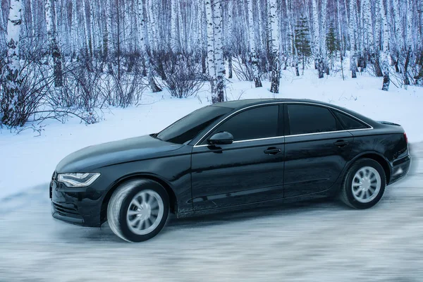 Czarny Samochód Porusza Się Zimą Śnieżnej Drodze Lesie Brzozowym — Zdjęcie stockowe