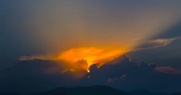 Majestatyczny Zachód Słońca Górskim Krajobrazie Słonecznymi Promieniami Dramatyczna Scena — Zdjęcie stockowe