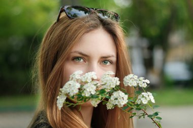 Güzel bir kızın portresi.