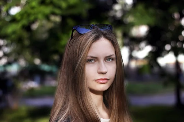 Schattig meisje in park — Stockfoto