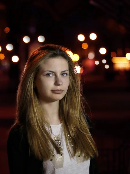 Nacht straat meisje portret — Stockfoto