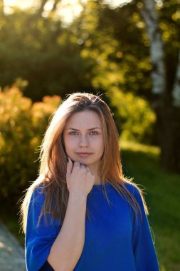 Sıcak güzel bir kız portresi