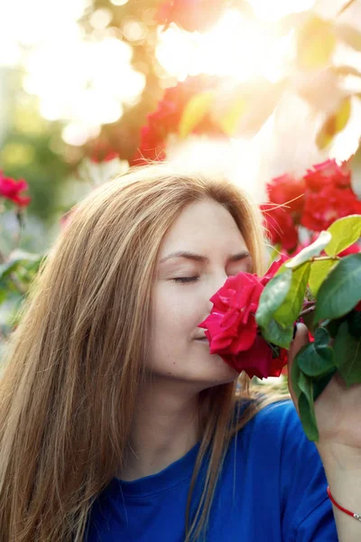 Niedliches Mädchen mit einer Rose — Stockfoto