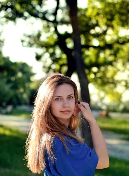 Sonriente chica al aire libre — Foto de Stock