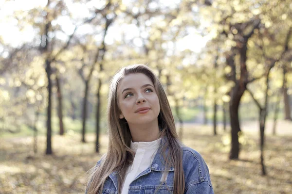 Schöne Lange Blonde Haare Mädchen Wald — Stockfoto