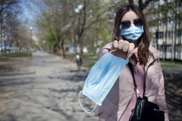 Ragazza Sola Una Maschera Medica Autoprotezione — Foto Stock