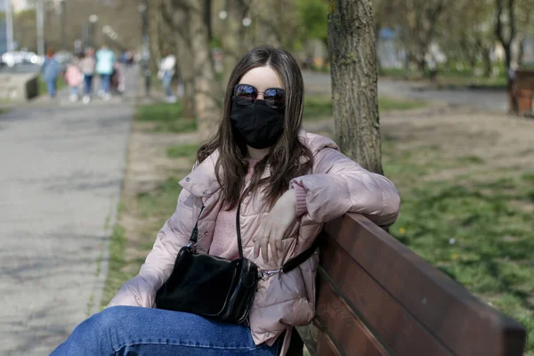 Ragazza Sola Seduta Nel Parco Con Maschera Occhiali Sul Viso — Foto Stock
