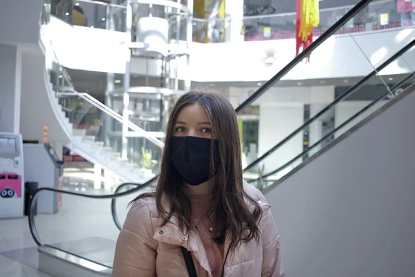 Ragazza Sola Maschera Nera Nel Centro Commerciale — Foto Stock