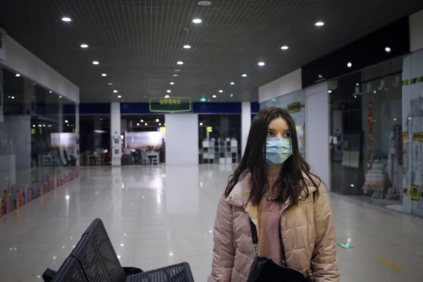 Sola Ragazza Nel Centro Commerciale Vuoto — Foto Stock