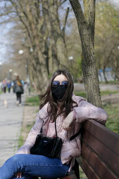 Ragazza Sola Seduta Nel Parco Maschera Medica Occhiali Sul Viso — Foto Stock