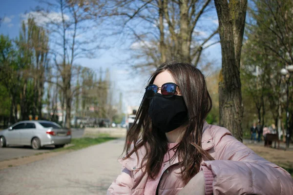 Ragazza Sola Seduta Nel Parco Con Maschera Occhiali Sul Viso — Foto Stock