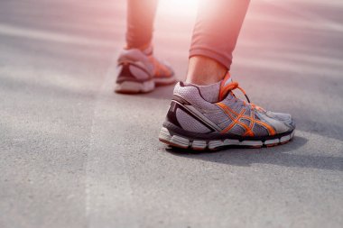 Güçlü genç adam parkta koşmaya hazırlanıyor.