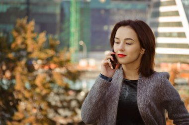 güzel bir kadın cep telefonda konuşurken