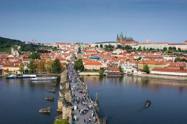 Prags slott och Karlsbron — Stockfoto