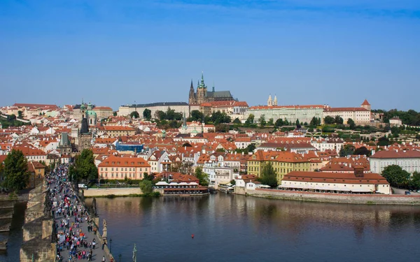 Prags slott och Karlsbron — Stockfoto