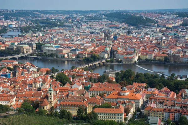 Pražské panorama s Karlův most — Stock fotografie