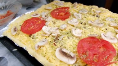 Pizza pişirme süreci yakın çekim videosu