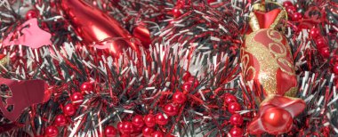 kırmızı Noel oyuncakları yakın plan 