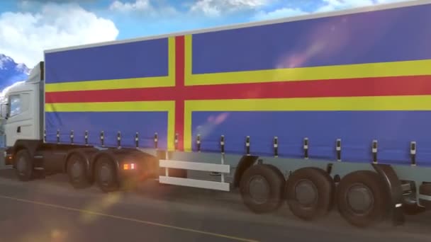Σημαία Aland Φαίνεται Στην Πλευρά Ενός Μεγάλου Φορτηγού Οδήγηση Αυτοκινητόδρομο — Αρχείο Βίντεο