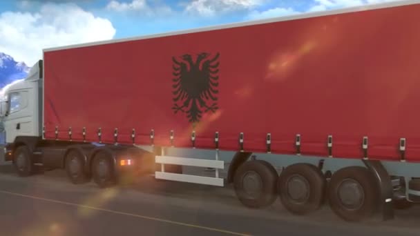 Σημαία Της Αλβανίας Απεικονίζεται Στο Πλάι Μεγάλου Φορτηγού Που Οδηγεί — Αρχείο Βίντεο