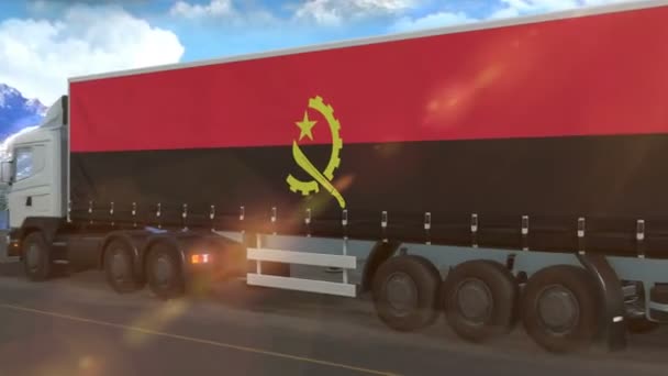 Σημαία Αγκόλα Που Απεικονίζεται Στην Πλευρά Ενός Μεγάλου Φορτηγού Που — Αρχείο Βίντεο
