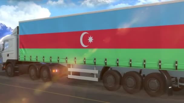 Σημαία Αζερμπαϊτζάν Στην Πλευρά Ενός Μεγάλου Φορτηγού Που Οδηγεί Αυτοκινητόδρομο — Αρχείο Βίντεο