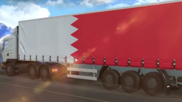 Σημαία Μπαχρέιν Στην Πλευρά Ενός Μεγάλου Φορτηγού Που Οδηγεί Αυτοκινητόδρομο — Αρχείο Βίντεο