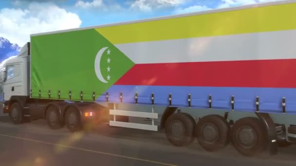 Прапор Коморських Островів Показаний Стороні Великої Вантажівки Їде Шосе — стокове відео