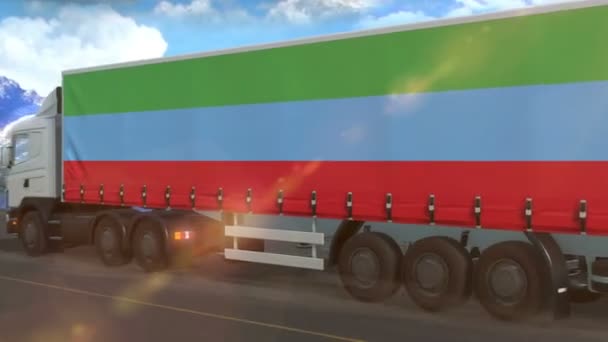 Σημαία Dagestan Εμφανίζεται Στην Πλευρά Ενός Μεγάλου Φορτηγού Οδήγηση Αυτοκινητόδρομο — Αρχείο Βίντεο