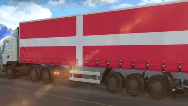 Прапор Данії Показаний Стороні Великої Вантажівки Їде Шосе — стокове відео