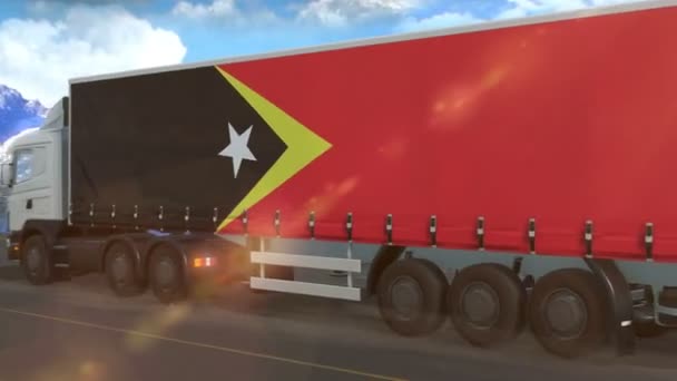 Σημαία Του Ανατολικού Τιμόρ Στο Πλάι Ενός Μεγάλου Φορτηγού Που — Αρχείο Βίντεο