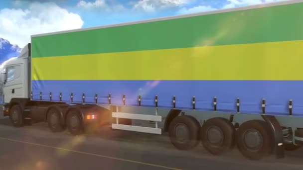 Drapeau Gabonais Sur Côté Grand Camion Roulant Sur Une Autoroute — Video