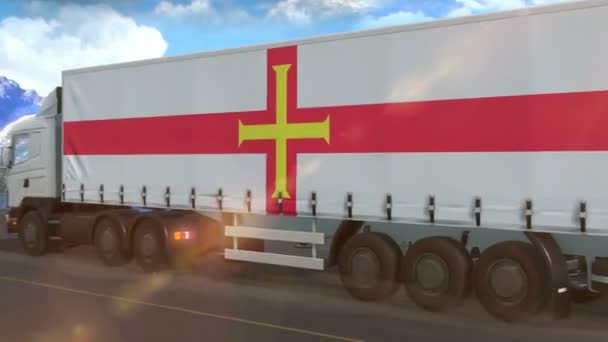 在高速公路上行驶的一辆大型卡车侧面挂着根西岛旗 — 图库视频影像