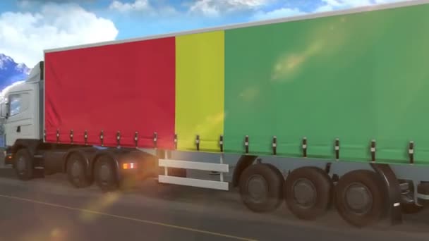 Guinea Flagga Visas Sidan Stor Lastbil Som Kör Motorväg — Stockvideo