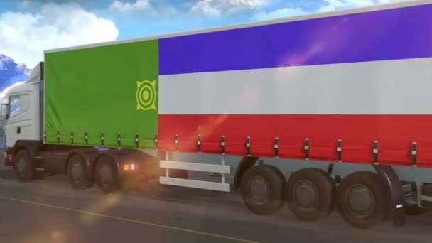 一辆在公路上行驶的大卡车侧面挂着Khakassia旗 — 图库视频影像