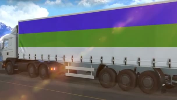 Σημαία Komi Απεικονίζεται Στην Πλευρά Ενός Μεγάλου Φορτηγού Οδήγηση Μια — Αρχείο Βίντεο