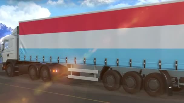 一辆在公路上行驶的大卡车侧面挂着卢森堡国旗 — 图库视频影像