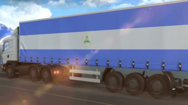Σημαία Νικαράγουας Στο Πλάι Ενός Μεγάλου Φορτηγού Που Οδηγεί Αυτοκινητόδρομο — Αρχείο Βίντεο