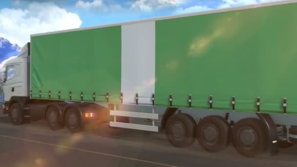 Σημαία Της Νιγηρίας Φαίνεται Στην Πλευρά Ενός Μεγάλου Φορτηγού Οδήγηση — Αρχείο Βίντεο