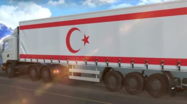 Kuzey Kıbrıs Türk Cumhuriyeti bayrağı otoyolda giden büyük bir kamyonun yanında görülüyor