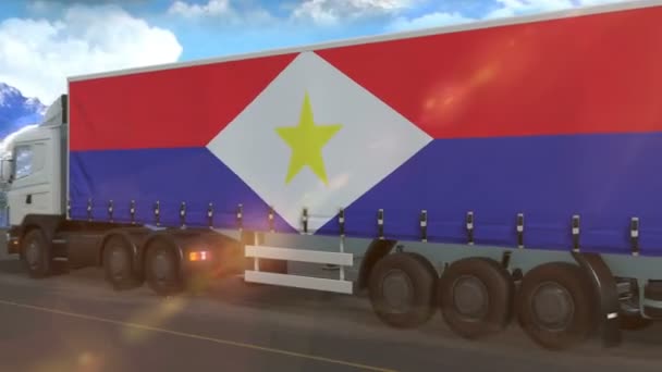 Saba Flagge Auf Der Seite Eines Großen Lastwagens Der Auf — Stockvideo