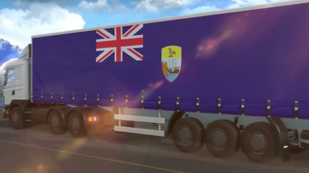 在高速公路上行驶的一辆大型卡车侧面挂着圣赫勒拿国旗 — 图库视频影像