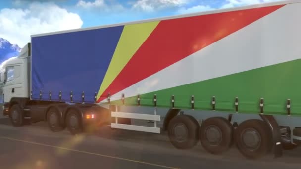 Seychellen Vlag Weergegeven Zijkant Van Een Grote Vrachtwagen Rijden Een — Stockvideo