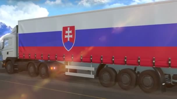 Σημαία Της Σλοβακίας Φαίνεται Στην Πλευρά Ενός Μεγάλου Φορτηγού Οδήγησης — Αρχείο Βίντεο